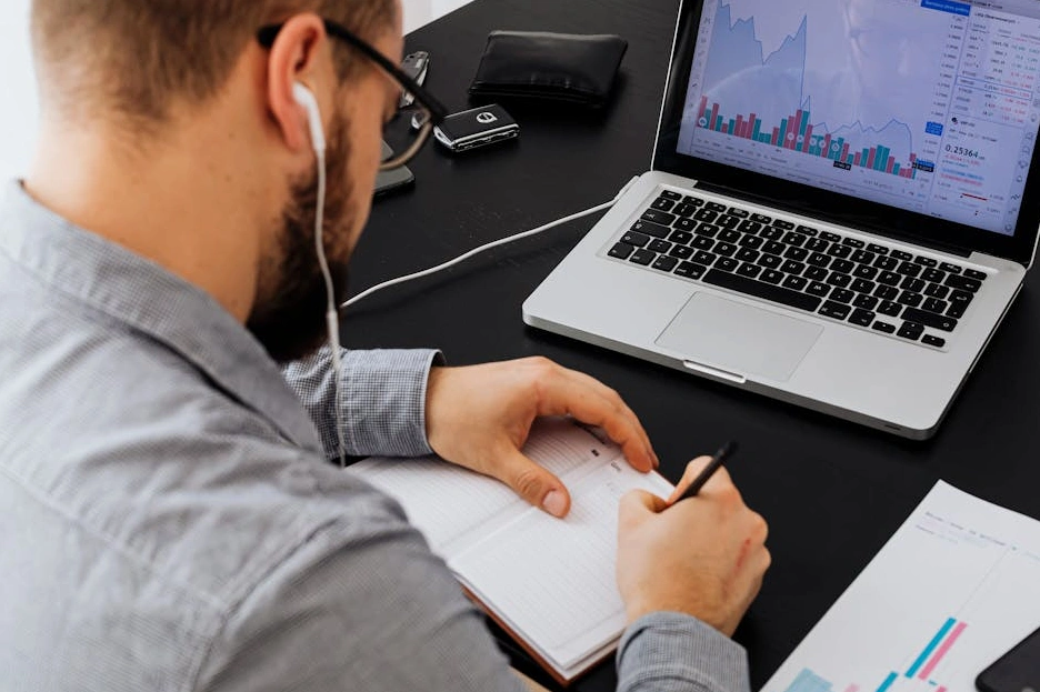 Professionista del marketing che analizza dati su un laptop